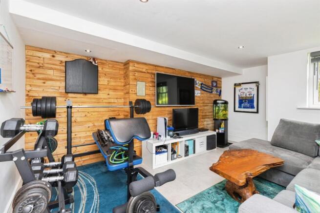 4 bed Detached for sale Image 8