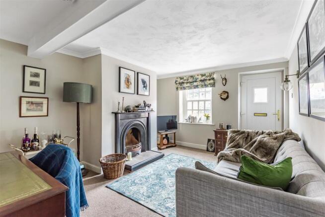 ENTRANCE HALL/ SITTING ROOM