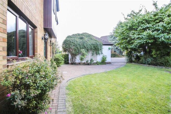 FRONT GARDEN