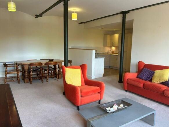 Lounge Diner Area: