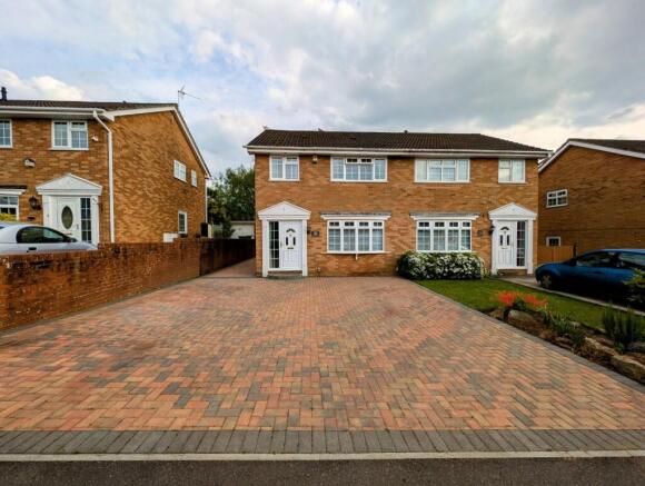 32 Dorset Way photo 4.jpg