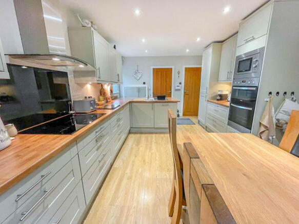 3 bed Semi-Detached for sale Image 8