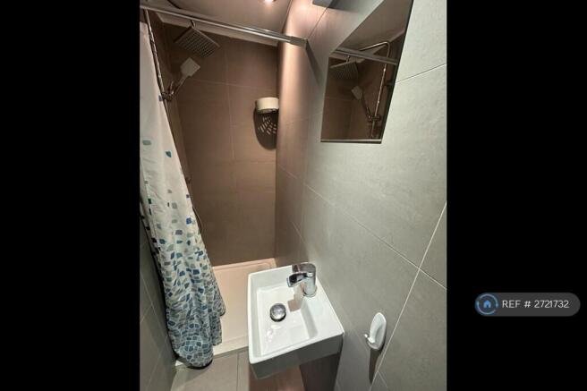 Downstairs Bathroom: Shower