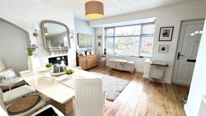 LOUNGE/DINING ROOM