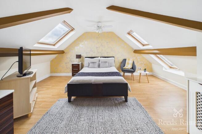 5 bed Semi-Detached for sale Image 8