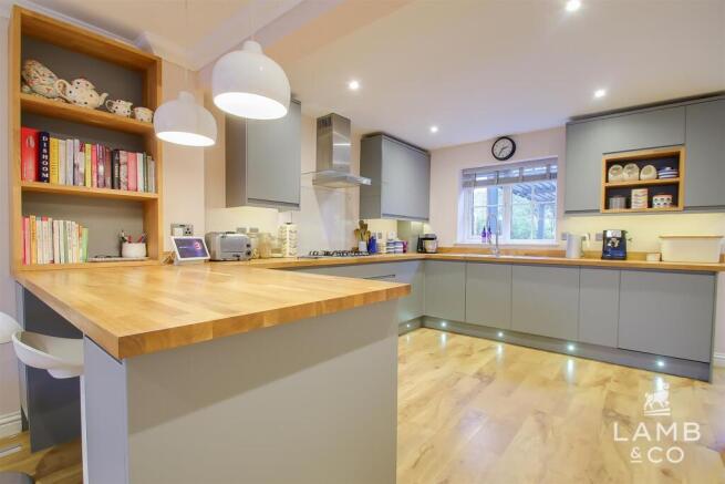 KITCHEN/DINING ROOM