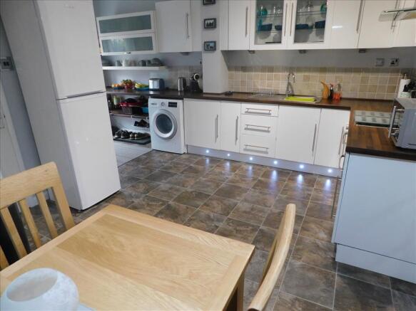 KITCHEN / DINING ROOM