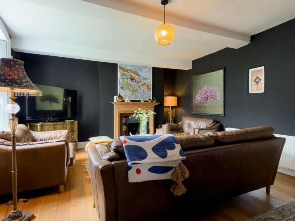 5 bed Semi-Detached for sale Image 9