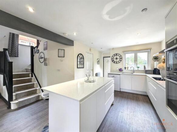 4 bed Detached for sale Image 10