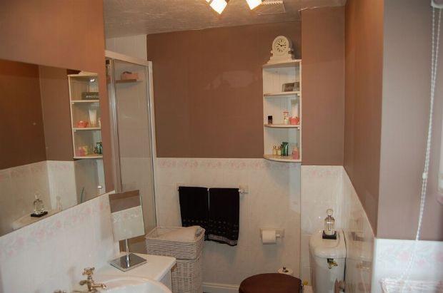 EN-SUITE SHOWER ROOM