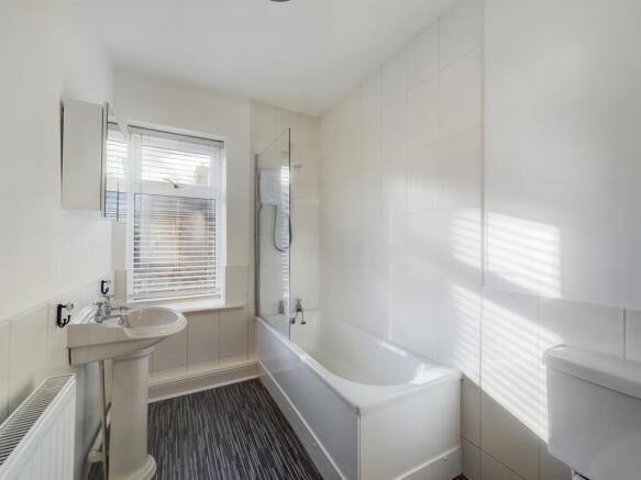 2 bed Terraced to rent Image 6