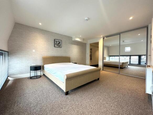 2 bed Penthouse to rent Image 7