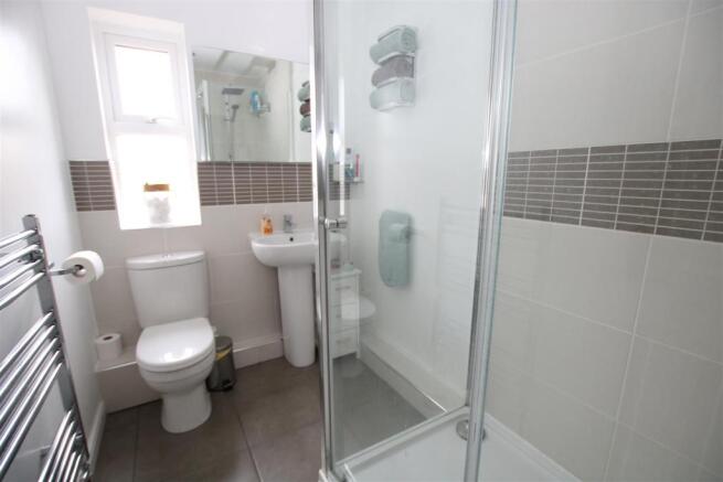 EN-SUITE SHOWER ROOM