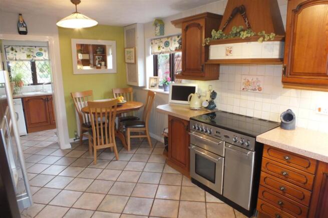 Kitchen 2.JPG