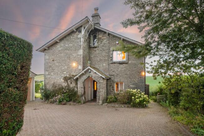 External Twilight Sellet Lodge
