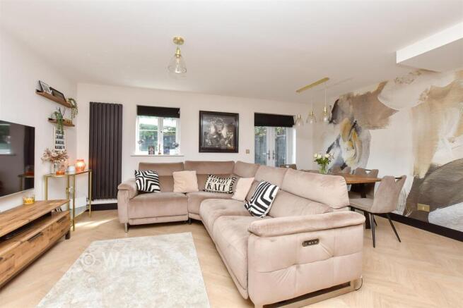 Lounge/Dining Area