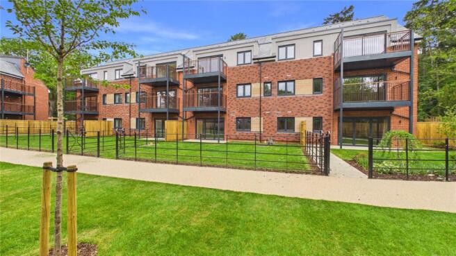 Carlton Road, Horsell, Surrey, GU21 photo 3