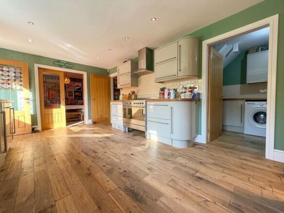5 bed Detached for sale Image 5