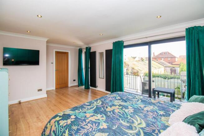4 bed Detached for sale Image 8