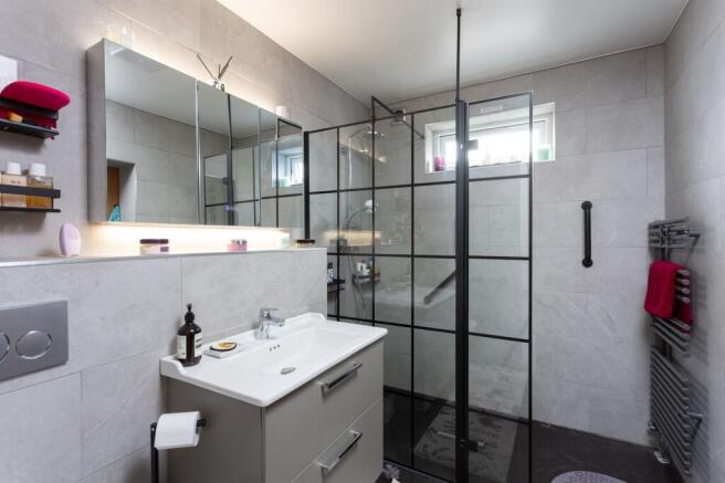 4 bed Bungalow for sale Image 11