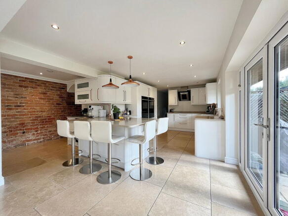 5 bed Detached for sale Image 9