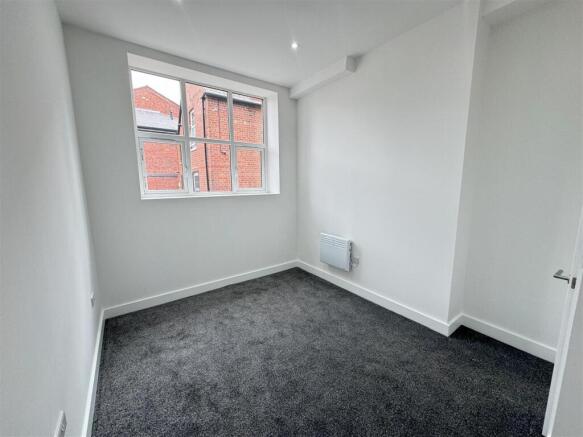 3 bed Apartment to rent Image 6
