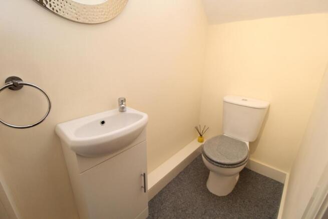 CLOAKROOM/W.C.
