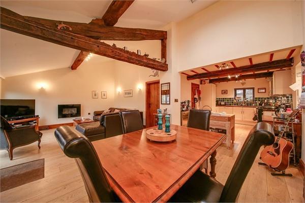 Lounge-Dining Area