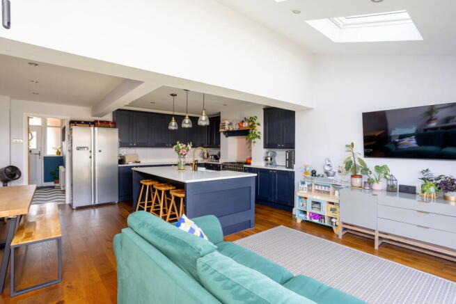 4 bed Semi-Detached for sale Image 4