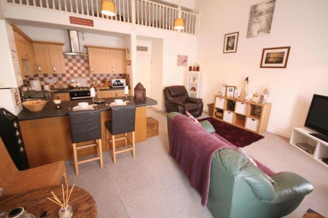 Lounge/Dining ...