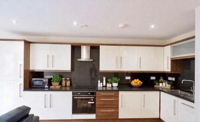4 bed Apartment to rent Image 4