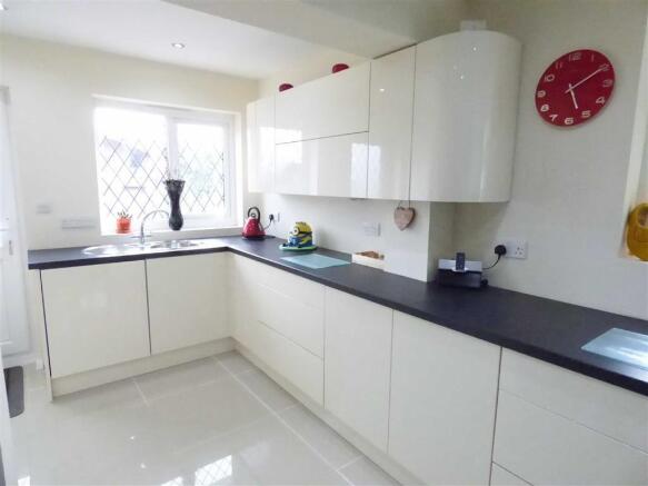 MODERN KITCHEN