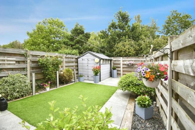 3 bed Garages for sale Image 4