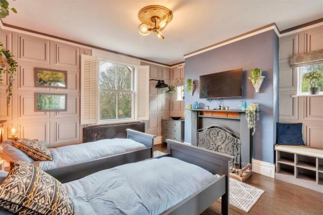 Sitting Room/ Bedroom
