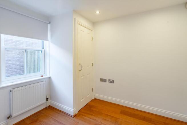 3 bed Town House for sale Image 9