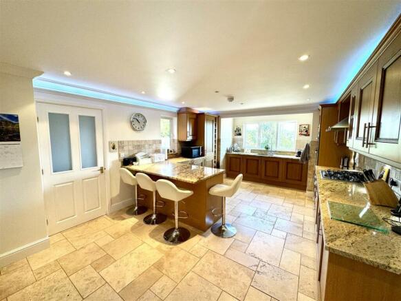 KITCHEN/BREAKFAST ROOM