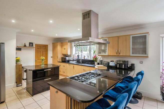 5 bed Detached for sale Image 8