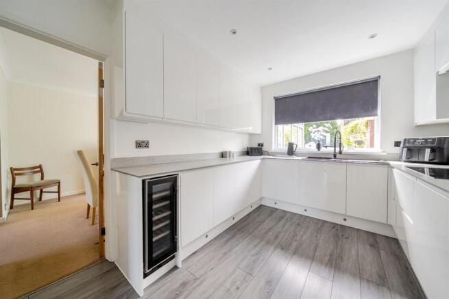 5 bed Semi-Detached for sale Image 5