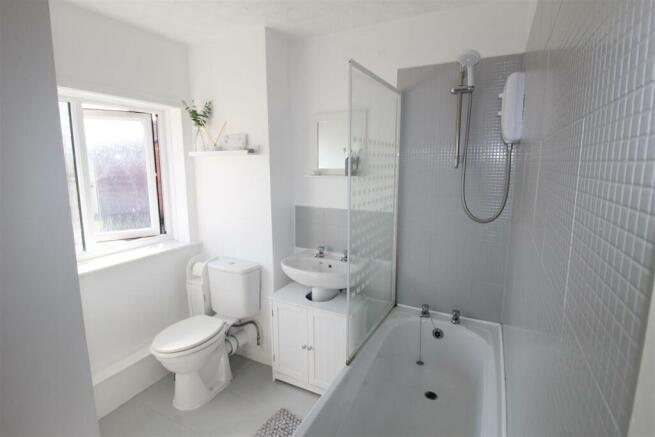 Cottam Avenue, 22 Bathroom.JPG