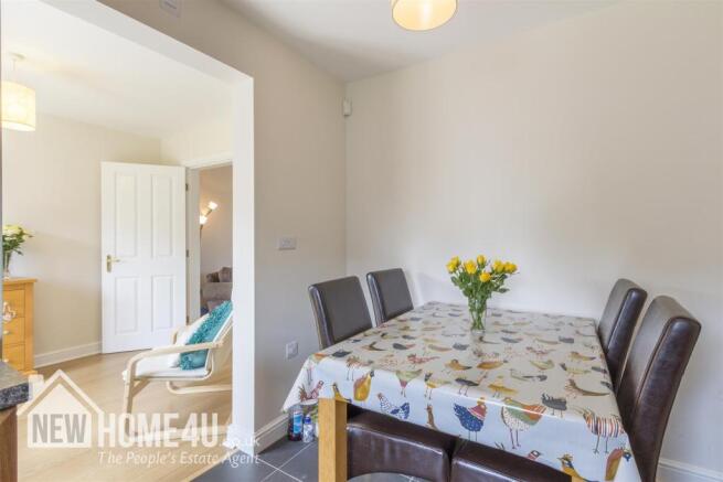KITCHEN / BREAKFAST ROOM: