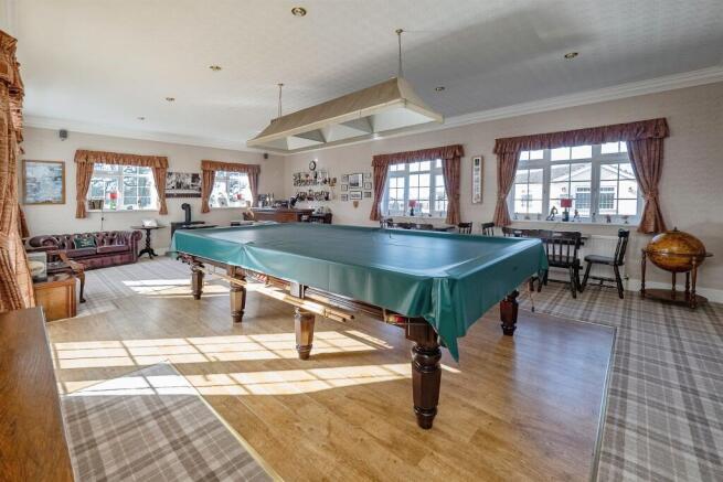 6 bed Detached Bungalow for sale Image 9