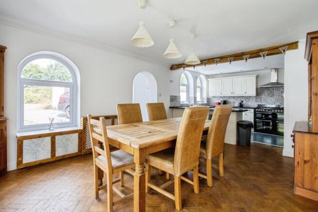 4 bed Semi-Detached for sale Image 7