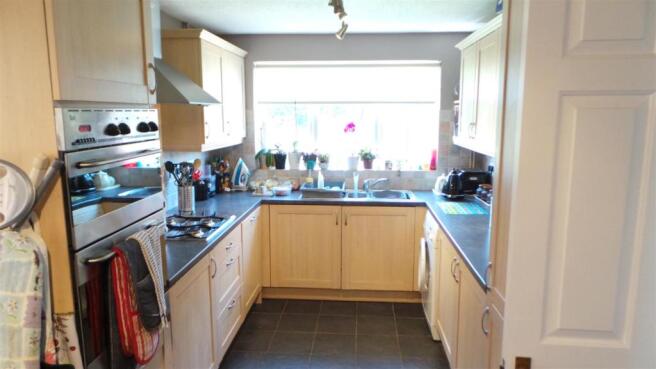 KITCHEN/BREAKFAST RO