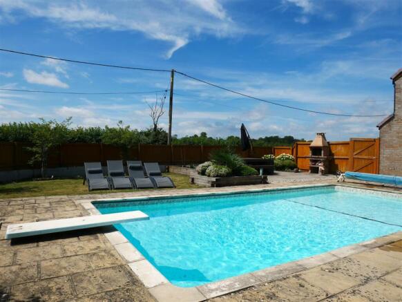 GARDENS & SWIMMING POOL