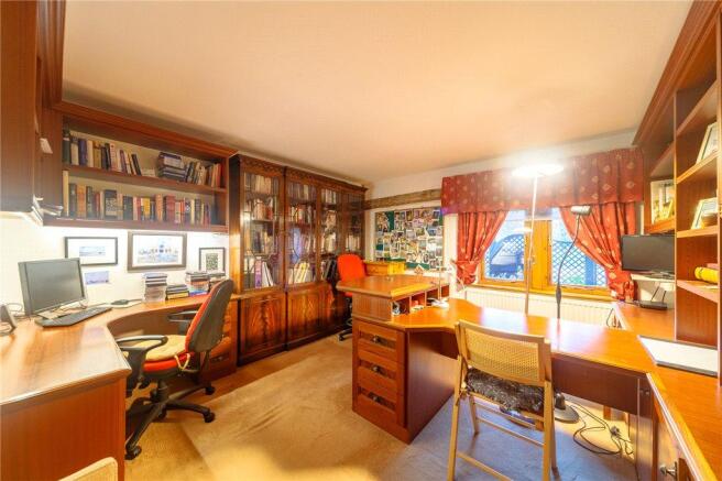 Bedroom/ Study