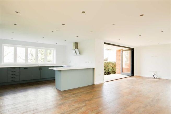 KITCHEN FAMILY ROOM