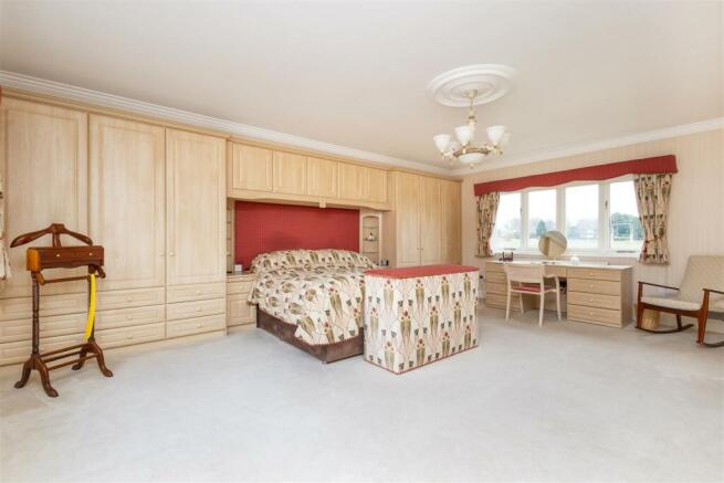 4 bed House for sale Image 11