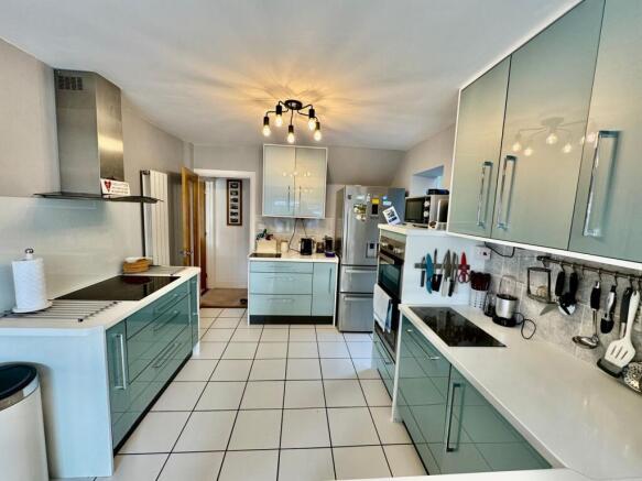 Fully Fitted Kitchen