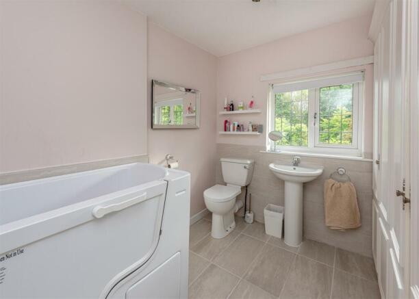 Rossleigh-bed1 ensuite.jpg