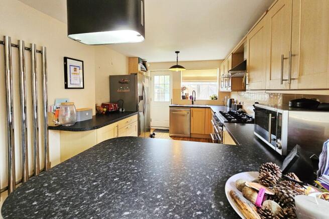 KITCHEN/BREAKFAST